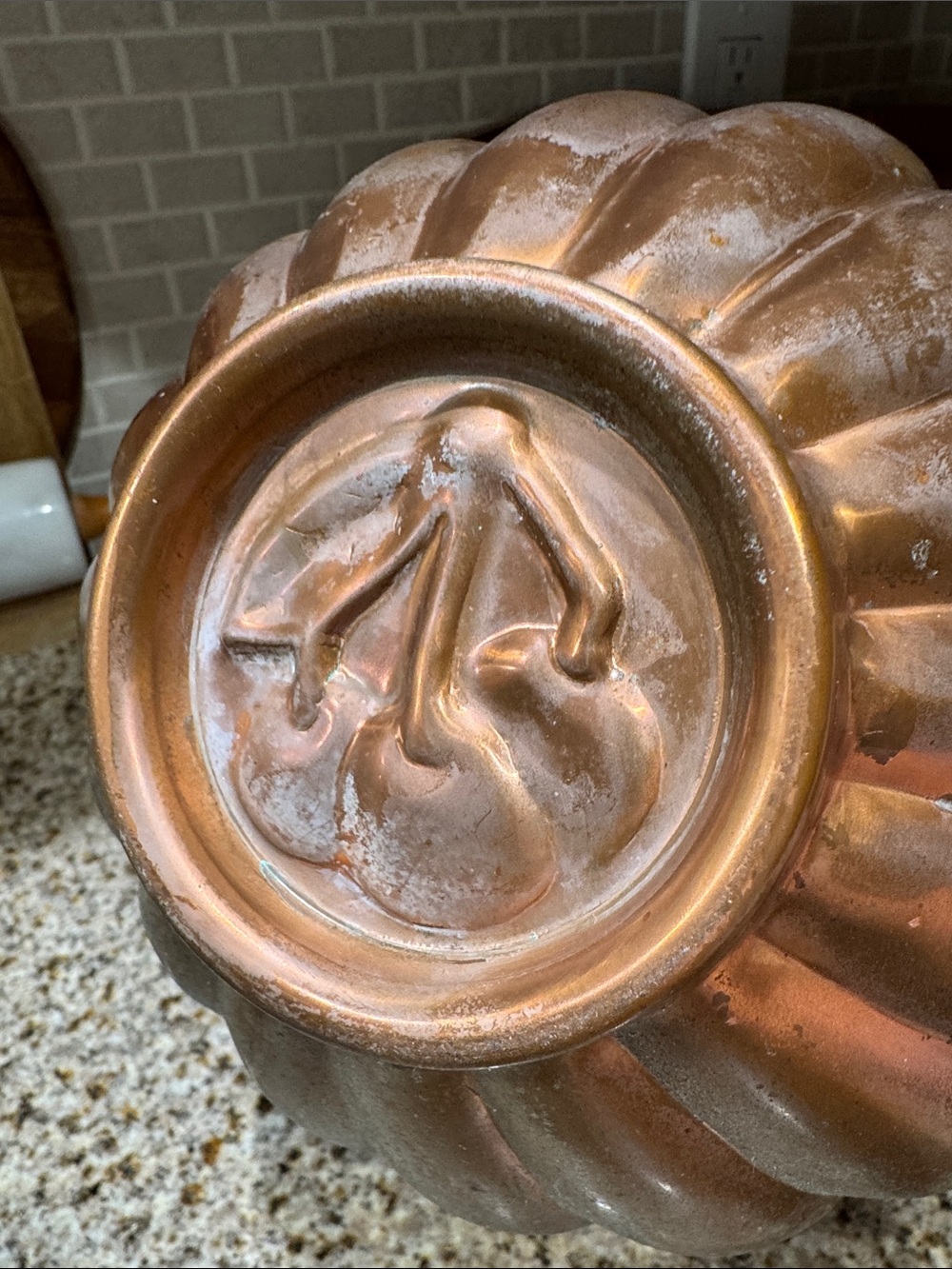 Vintage copper kitchen bundle: salt & pepper, molds & cookie press - Picture 8 of 16